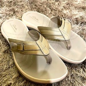 Womens clarks flip flops SZ 9